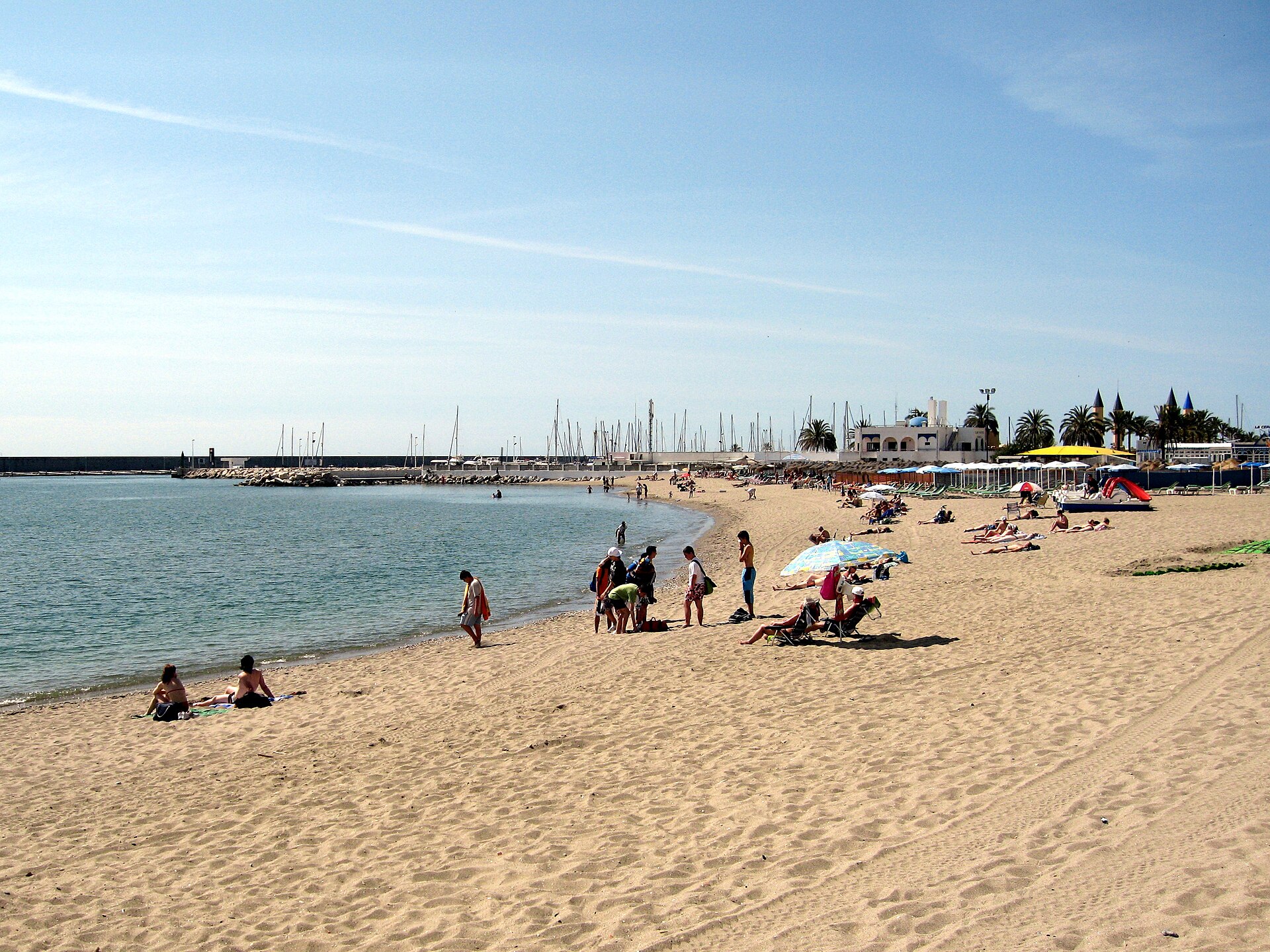 Paseo Marítimo et plage de Fuengirola au coucher du soleil